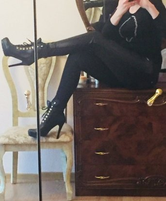 У меня широкий спектр услуг: классический секс, анальный секс, минет без презерватива, BDSM, фетиш и многое другое. Фото моего соблазнительного тела ты можешь увидеть на моем профиле. Мои клиенты всегда остаются довольными и возвращаются ко мне снова и снова. Позволь себе испытать настоящую страсть в объятиях Москвы. Жду тебя, милый 😘 7783, 36 лет